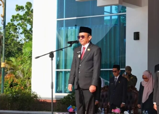 
					Wakil Bupati Nunukan, Hermanus, memimpin upacara Peringatan Hari Otonomi Daerah ke 30 di halaman Kantor Bupati Nunukan, Senin, (27/4/2026). Dok.Prokopim.