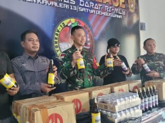Pers rilis pengungkapan 192 botol Miras ilegal asal Malaysia yang diamankan Satgas Pamtas RI - Malaysia Yonkav 13/SL.