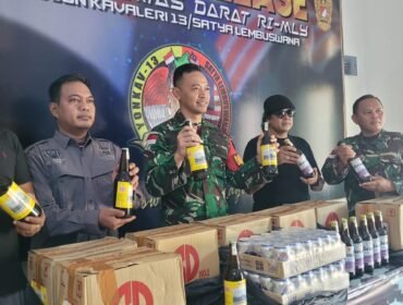 Pers rilis pengungkapan 192 botol Miras ilegal asal Malaysia yang diamankan Satgas Pamtas RI - Malaysia Yonkav 13/SL.