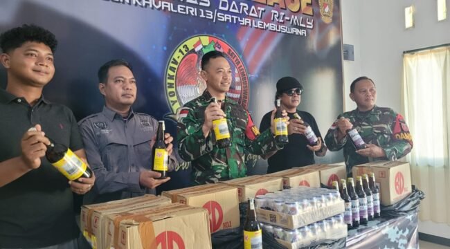 Pers rilis pengungkapan 192 botol Miras ilegal asal Malaysia yang diamankan Satgas Pamtas RI - Malaysia Yonkav 13/SL.