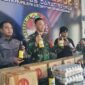 Pers rilis pengungkapan 192 botol Miras ilegal asal Malaysia yang diamankan Satgas Pamtas RI - Malaysia Yonkav 13/SL.