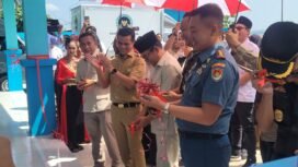 Pembina Yayasan Aztrada Jaya, Ibnu Saud dan Bupati Nunukan, Irwan Sabri bersama unsur Forkopimda menggunting pita sebagai tanda dimulainya operasional SPPG Selisun, Senin (20/4/2026).