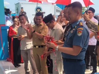 Pembina Yayasan Aztrada Jaya, Ibnu Saud dan Bupati Nunukan, Irwan Sabri bersama unsur Forkopimda menggunting pita sebagai tanda dimulainya operasional SPPG Selisun, Senin (20/4/2026).