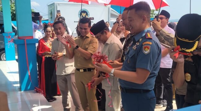 Pembina Yayasan Aztrada Jaya, Ibnu Saud dan Bupati Nunukan, Irwan Sabri bersama unsur Forkopimda menggunting pita sebagai tanda dimulainya operasional SPPG Selisun, Senin (20/4/2026).