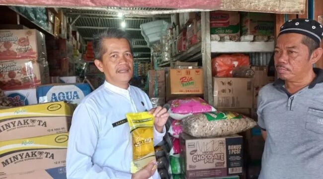 Kepala Dinas DKUKMPP Nunukan, Sabri, saat sidak ketersediaan stok MinyaKita beberapa waktu lalu.