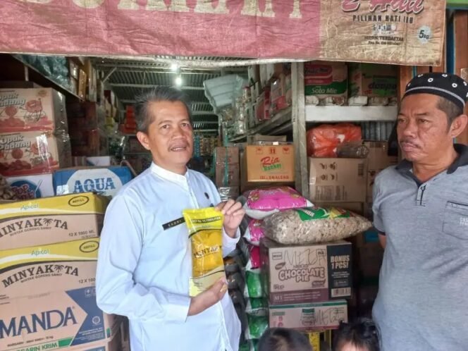 
					Kepala Dinas DKUKMPP Nunukan, Sabri, saat sidak ketersediaan stok MinyaKita beberapa waktu lalu.