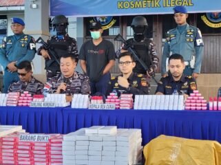 Jumpa Pers penangkapan kosmetik ilegal asal Malaysia di dermaga tradisional Sebatik oleh TNI AL dan BAIS TNI.