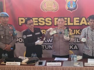 Jumpa Pers pengungkapan kasus dugaan TPPO yang dilakukan seorang supir Angkot, GE (42), di Mapolsek KSKP Nunukan, Jumat (24/4/2026).