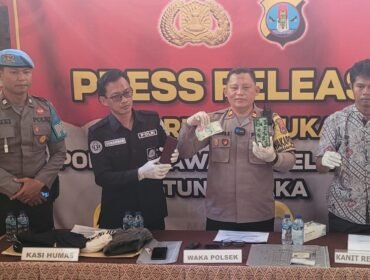 Jumpa Pers pengungkapan kasus dugaan TPPO yang dilakukan seorang supir Angkot, GE (42), di Mapolsek KSKP Nunukan, Jumat (24/4/2026).