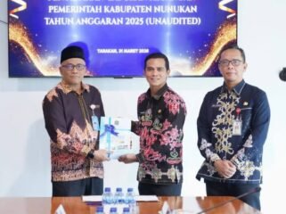 Bupati Nunukan, Irwan Sabri menyerahkan LKPD TA 2025 ke BPK RI, Selasa (31/3/2026). Dok.Prokopim.