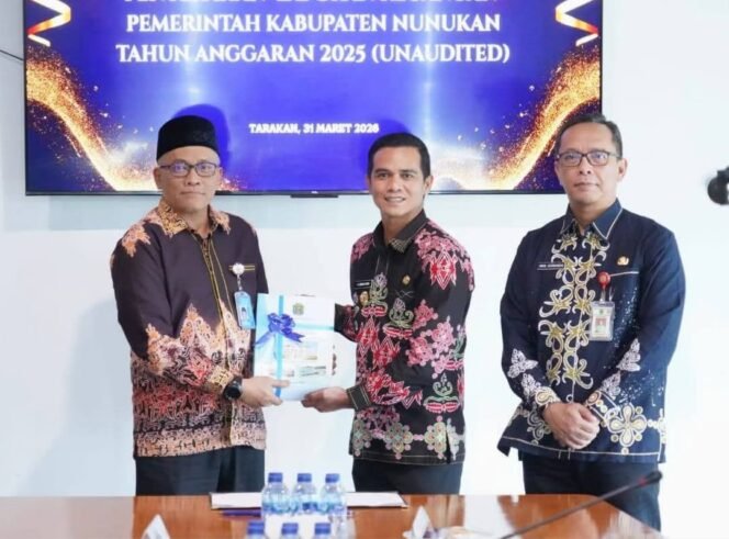 
					Bupati Nunukan, Irwan Sabri menyerahkan LKPD TA 2025 ke BPK RI, Selasa (31/3/2026). Dok.Prokopim.