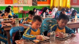 Murid SD di Nunukan menikmati menu MBG. Dok.Sulaimana.
