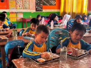 Murid SD di Nunukan menikmati menu MBG. Dok.Sulaimana.