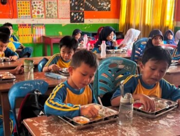 Murid SD di Nunukan menikmati menu MBG. Dok.Sulaimana.