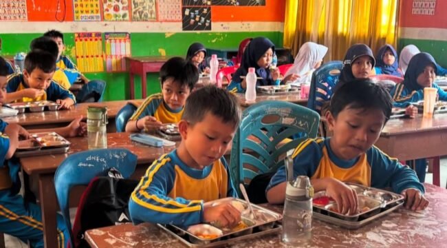 Murid SD di Nunukan menikmati menu MBG. Dok.Sulaimana.