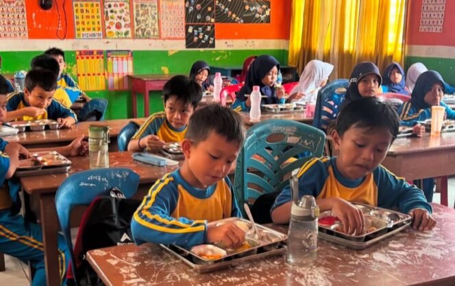 
					Murid SD di Nunukan menikmati menu MBG. Dok.Sulaimana.