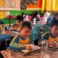 Murid SD di Nunukan menikmati menu MBG. Dok.Sulaimana.