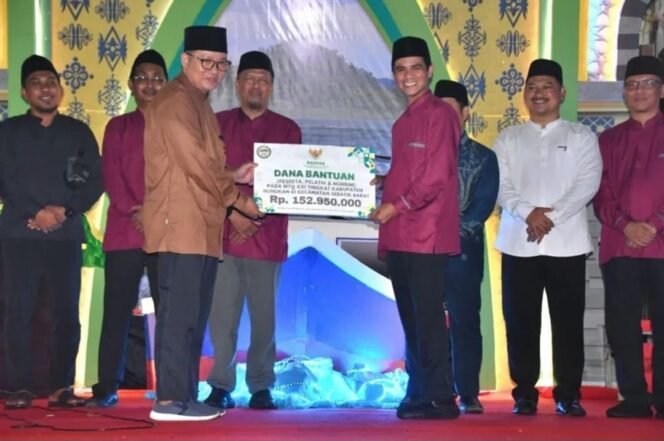 
					Bupati Nunukan, Irwan Sabri, membuka Musabaqah Tilawatil Qur’an (MTQ) XXI tingkat Kabupaten Nunukan Tahun 2026, di Lapangan Sepak Bola, Desa Liang Bunyu, Kecamatan Sebatik Barat, Minggu (26/4/2026). Dok.Prokopim.