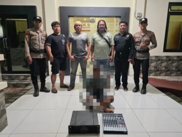 Polisi mengamankan A, pencuri sound system masjid di Sebatik. Polisi menghadiahi A dengan timah panas karena melawan petugas dan mencoba kabur. Dok.Polres Nunukan.