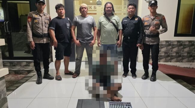 Polisi mengamankan A, pencuri sound system masjid di Sebatik. Polisi menghadiahi A dengan timah panas karena melawan petugas dan mencoba kabur. Dok.Polres Nunukan.