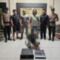 Polisi mengamankan A, pencuri sound system masjid di Sebatik. Polisi menghadiahi A dengan timah panas karena melawan petugas dan mencoba kabur. Dok.Polres Nunukan.
