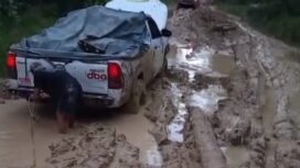 Mobil gardan ganda pengangkut Sembako terjebak di jalan berlumpur di Krayan. Akses utama di wilayah tersebut selalu menjelma lumpur saat musim penghujan sehingga berakibat kenaikan biaya kirim dan harga kebutuhan pokok. Dok.Oktafianus Ramli.
