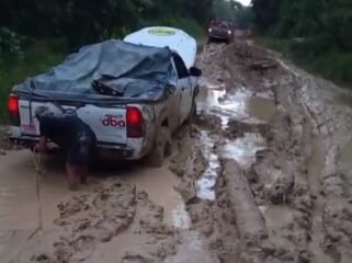 Mobil gardan ganda pengangkut Sembako terjebak di jalan berlumpur di Krayan. Akses utama di wilayah tersebut selalu menjelma lumpur saat musim penghujan sehingga berakibat kenaikan biaya kirim dan harga kebutuhan pokok. Dok.Oktafianus Ramli.