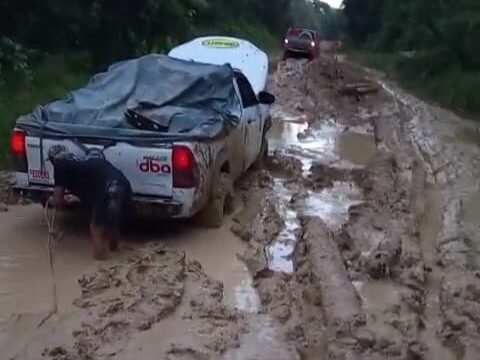 Mobil gardan ganda pengangkut Sembako terjebak di jalan berlumpur di Krayan. Akses utama di wilayah tersebut selalu menjelma lumpur saat musim penghujan sehingga berakibat kenaikan biaya kirim dan harga kebutuhan pokok. Dok.Oktafianus Ramli.
