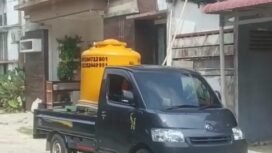 Mobil pikap penjual air bersih saat melayani pemesanan air. Dok.Suharman.