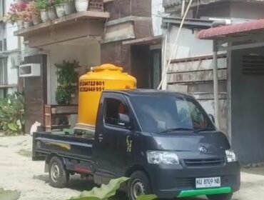 Mobil pikap penjual air bersih saat melayani pemesanan air. Dok.Suharman.