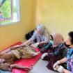 Para Peksos Nunukan saat mengunjungi salah satu Lansia terlantar di Shelter. Dok.Dinsos Nunukan.