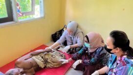Para Peksos Nunukan saat mengunjungi salah satu Lansia terlantar di Shelter. Dok.Dinsos Nunukan.