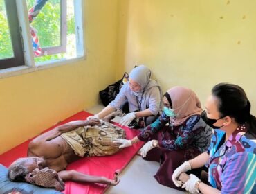 Para Peksos Nunukan saat mengunjungi salah satu Lansia terlantar di Shelter. Dok.Dinsos Nunukan.