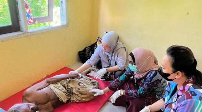 Para Peksos Nunukan saat mengunjungi salah satu Lansia terlantar di Shelter. Dok.Dinsos Nunukan.