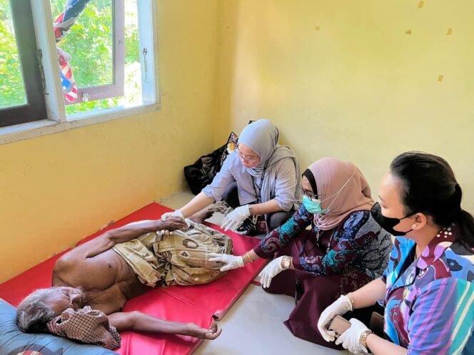 
					Para Peksos Nunukan saat mengunjungi salah satu Lansia terlantar di Shelter. Dok.Dinsos Nunukan.