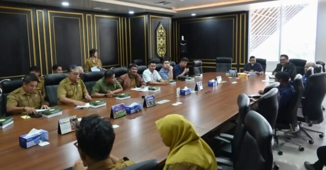 
					Dewan Perwakilan Rakyat Daerah (DPRD) Provinsi Kalimantan Utara, menggelar Rapat Dengar Pendapat (RDP) menyoal antrean panjang bahan bakar minyak (BBM) di Kabupaten Bulungan, Senin (20/04/2026). DPRD Kaltara.