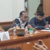 Romy Rieska Setiadi (kiri mengenakan seragam ASN) dan Mutiq Hasan Nasir (baju batik) saat hadir dalam RDP masalah dugaan demosi di Ruang Ambalat, Gedung DPRD Nunukan, Selasa (28/4/2026).