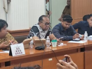 Romy Rieska Setiadi (kiri mengenakan seragam ASN) dan Mutiq Hasan Nasir (baju batik) saat hadir dalam RDP masalah dugaan demosi di Ruang Ambalat, Gedung DPRD Nunukan, Selasa (28/4/2026).