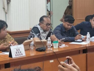 Romy Rieska Setiadi (kiri mengenakan seragam ASN) dan Mutiq Hasan Nasir (baju batik) saat hadir dalam RDP masalah dugaan demosi di Ruang Ambalat, Gedung DPRD Nunukan, Selasa (28/4/2026).