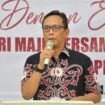 Pj. Sekretaris Daerah Kabupaten Nunukan, Raden Iwan Kurniawan membuka Rapat Kerja KONI Kabupaten Nunukan Tahun 2026, di Cafe Sayn, Minggu (12/4/26). Dok.Prokopim Nunukan.