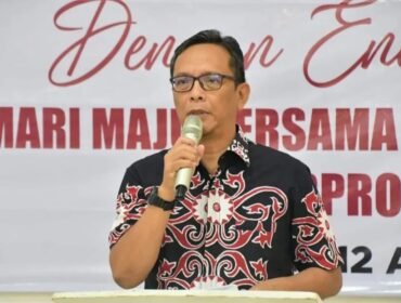 Pj. Sekretaris Daerah Kabupaten Nunukan, Raden Iwan Kurniawan membuka Rapat Kerja KONI Kabupaten Nunukan Tahun 2026, di Cafe Sayn, Minggu (12/4/26). Dok.Prokopim Nunukan.