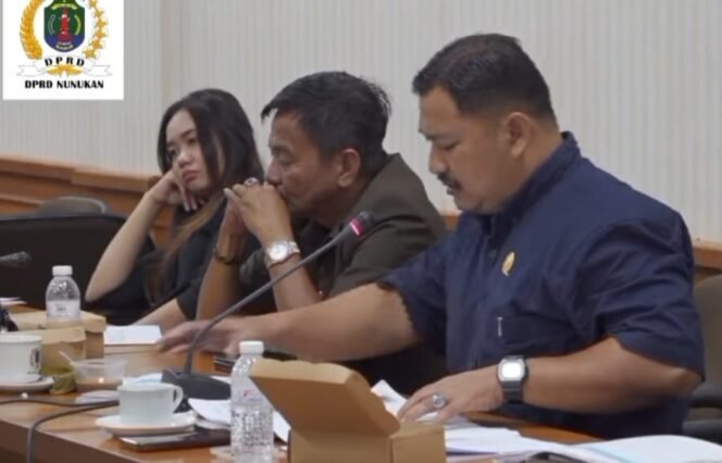 
					Ramsah mengkritik betapa alokasi anggaran pembangunan jalan di Pulau Sebatik masih jauh dari kata adil pada rapat kerja hasil monitoring DPRD bersama Dinas PUPR Nunukan, Senin (27/4/2026) Dok.DPRD Nunukan.