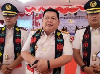 Kakanwil Dirjen Pemasyarakatan Kaltim, Endang Lintang Hardiman (tengah) bersama Kalapas Nunukan lama, Puang Dirham (Kanan) dan Kalapas baru Donny Setiawan (kiri) saat acara Sertijab dan Deklarasi Zero Halinar di LAPAS Nunukan, Kamis (23/4/2026).