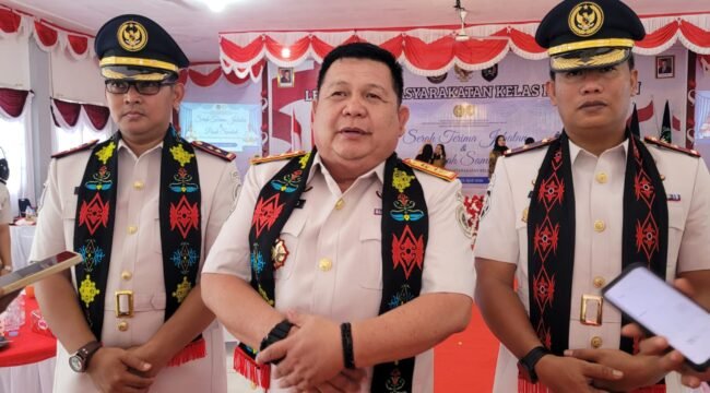 Kakanwil Dirjen Pemasyarakatan Kaltim, Endang Lintang Hardiman (tengah) bersama Kalapas Nunukan lama, Puang Dirham (Kanan) dan Kalapas baru Donny Setiawan (kiri) saat acara Sertijab dan Deklarasi Zero Halinar di LAPAS Nunukan, Kamis (23/4/2026).