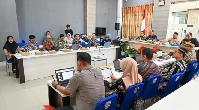 
					Tim Panitia Khusus (Pansus) Laporan Keterangan Pertanggungjawaban (LKPj) Gubernur Kalimantan Utara Tahun Anggaran 2025, menggelar rapat konfirmasi dan klarifikasi data hasil monitoring bersama sejumlah Organisasi Perangkat Daerah (OPD) terkait. Dok. DPRD Kaltara.