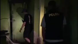Polisi melakukan penyelidikan ke rumah penjual sabu yang viral di Medsos. TKP berapa di Jalan Straat Buntu, Pasar Baru, Nunukan. Dok.Polres Nunukan.