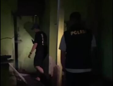 Polisi melakukan penyelidikan ke rumah penjual sabu yang viral di Medsos. TKP berapa di Jalan Straat Buntu, Pasar Baru, Nunukan. Dok.Polres Nunukan.