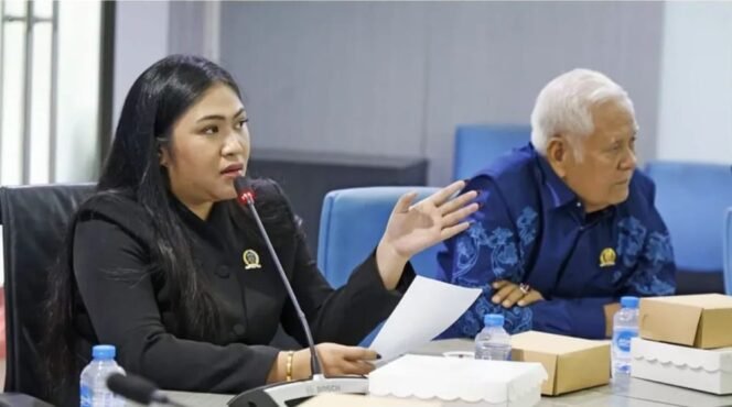 
					Ketua Komisi IV, Tamara Moriska, bersama Sekretaris Komisi IV, Ruman Tumbo, menghadiri Sosialisasi Sistem Penerimaan Murid Baru (SPMB) tahun ajaran 2026/2027, di Ruang Rapat Benuanta, Gedung Gabungan Dinas II, Senin (20/4/2026). DPRD Kaltara.