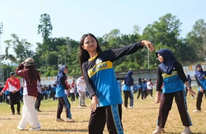 
					Pelajar SMPN I Nunukan menari Jepen sebagai salah satu pelestarian budaya lokal. Dok.Prokopim.