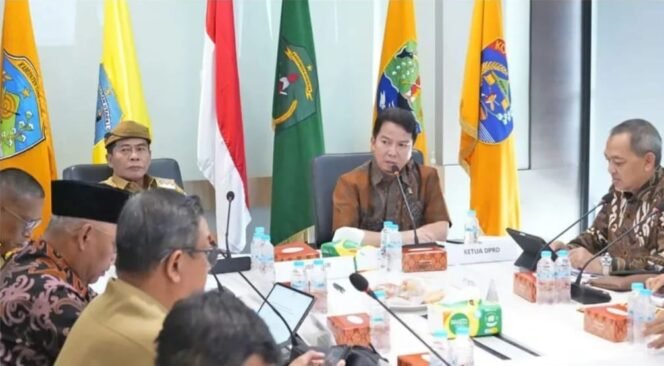 
					Ketua DPRD Provinsi Kalimantan Utara, H. Achmad Djufrie, bersama Gubernur Kalimantan Utara, Zainal Arifin Paliwang, menghadiri pertemuan strategis dalam rangka membahas peluang investasi pengembangan jalur kereta api lintas Kalimantan Utara, di Kantor Badan Penghubung Provinsi Kaltara di Jakarta, Selasa (21/04/2026). Dok.DPRD Kaltara.